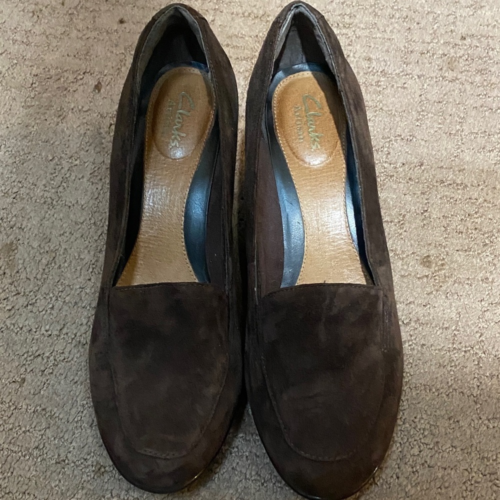 Clarks Women's Dark Brown Suede Size 8.5M Wedges Quiet Luxury Office Career